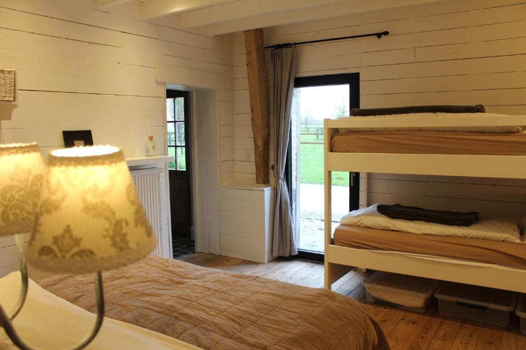 Poschodová posteľ alebo postele v izbe v ubytovaní Het Ruytershuys