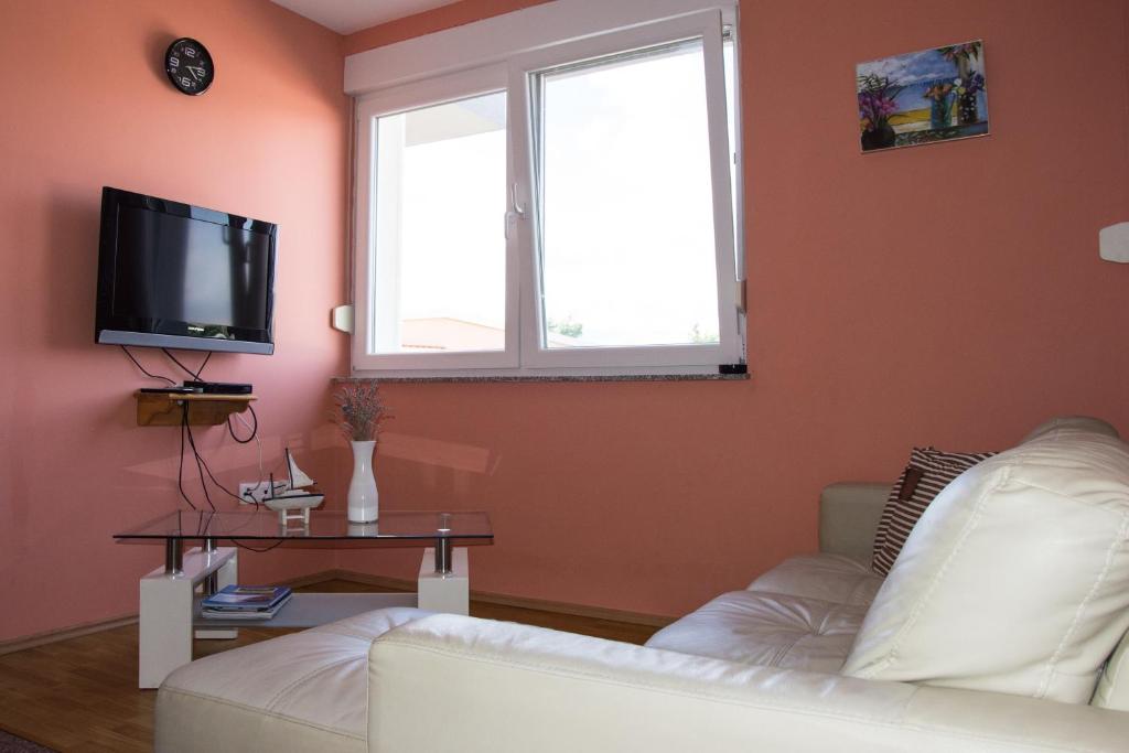 TV a/nebo společenská místnost v ubytování Apartments Sv. Jelena 2