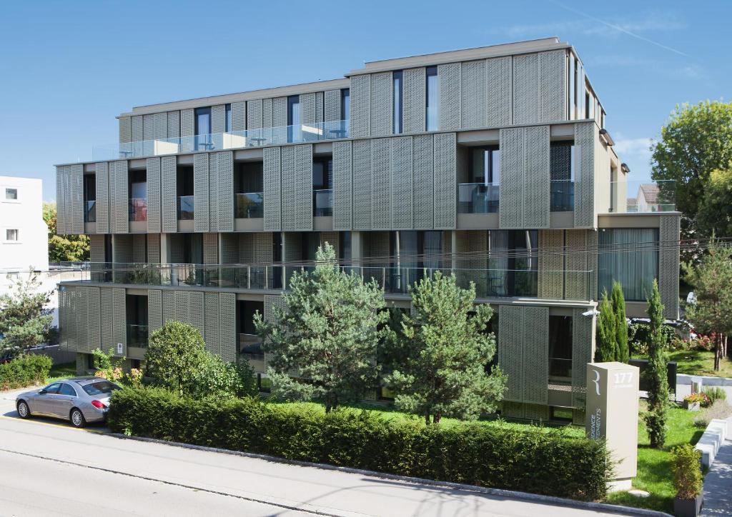 un edificio de apartamentos con un coche aparcado delante de él en Residence Appartements, en Zúrich