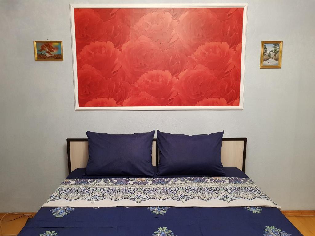 スタールイ・オスコルにあるКвартира на Королеваのベッド(青い枕付)
