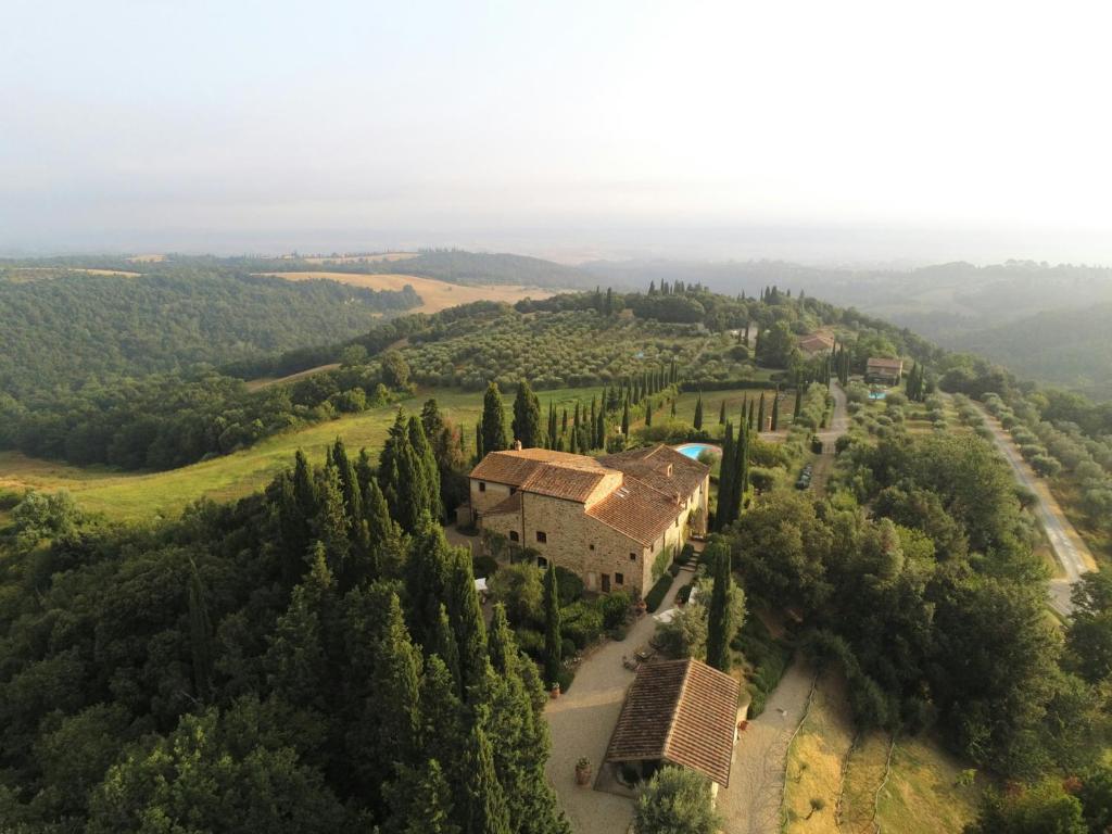 una vista aérea de una casa en una colina con árboles en Tenuta Sant'Ilario en Gambassi Terme