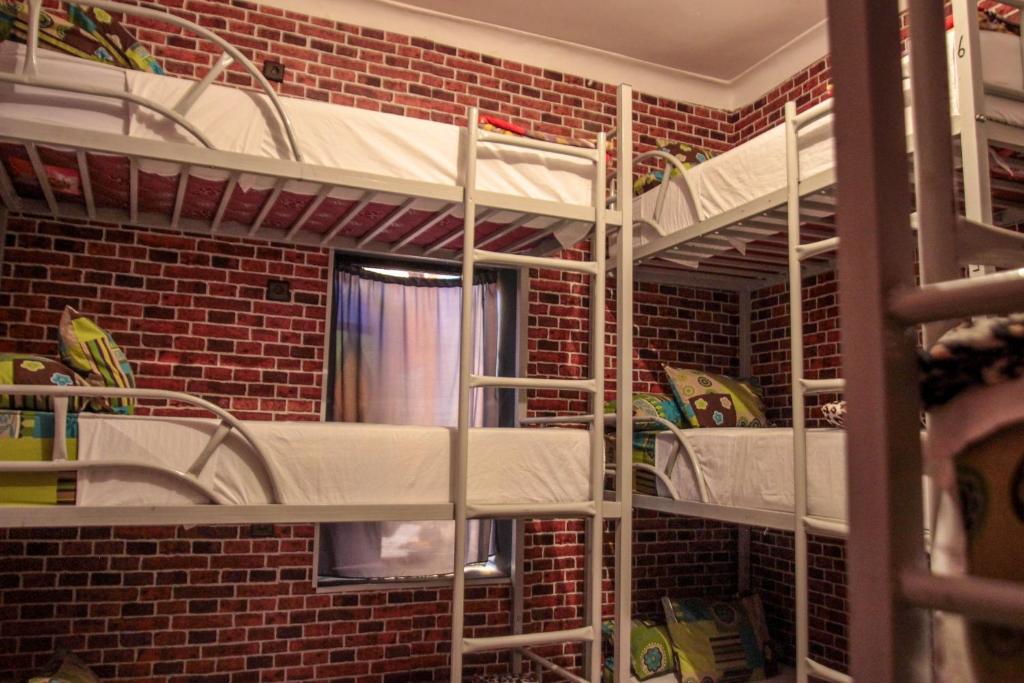 Palanda nebo palandy na pokoji v ubytování Kasbah Red Castel Hostel