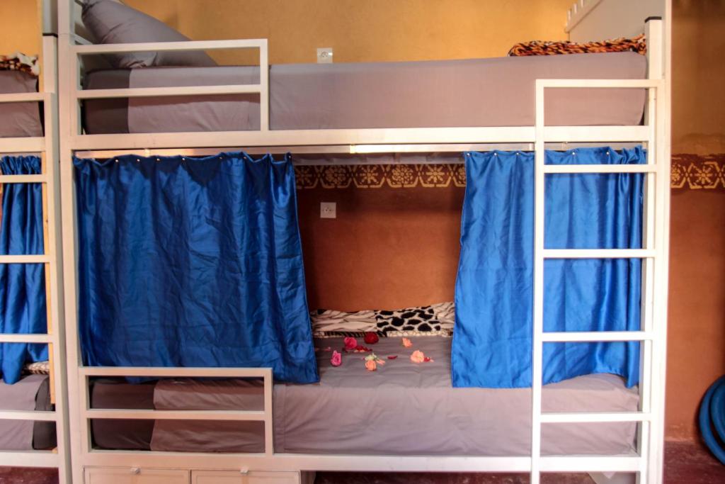 Palanda nebo palandy na pokoji v ubytování Kasbah Red Castel Hostel