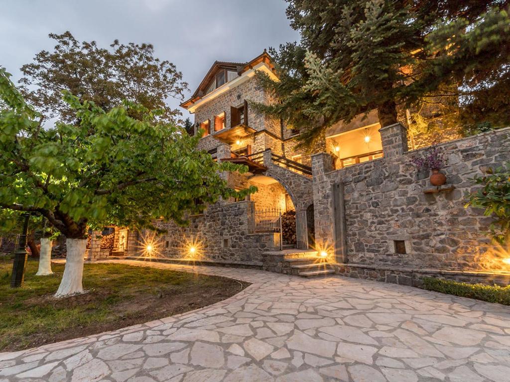 uma casa de pedra com um caminho de pedra à sua frente em Villa Mylonas em Áno Polídhrosos