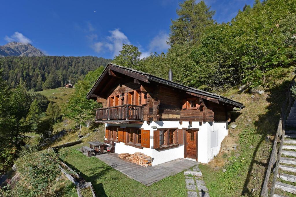 una casa al lado de una montaña en Chalet Fresch en Grimentz