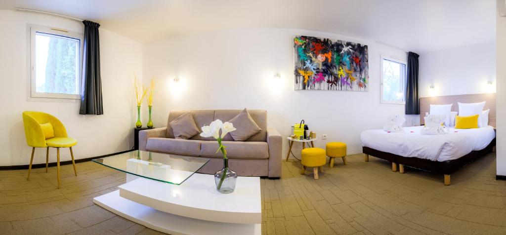 Postel nebo postele na pokoji v ubytování LOGIS Hôtel Restaurant Le Clos Fleuri