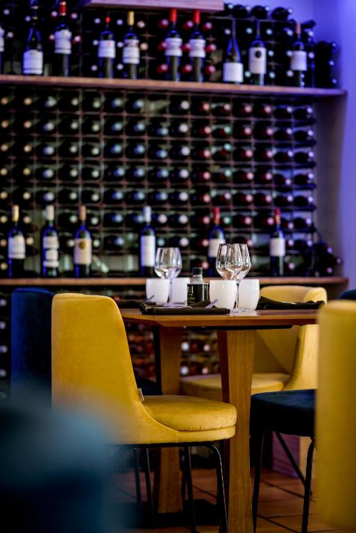 Nápoje v ubytování LOGIS Hôtel Restaurant Le Clos Fleuri