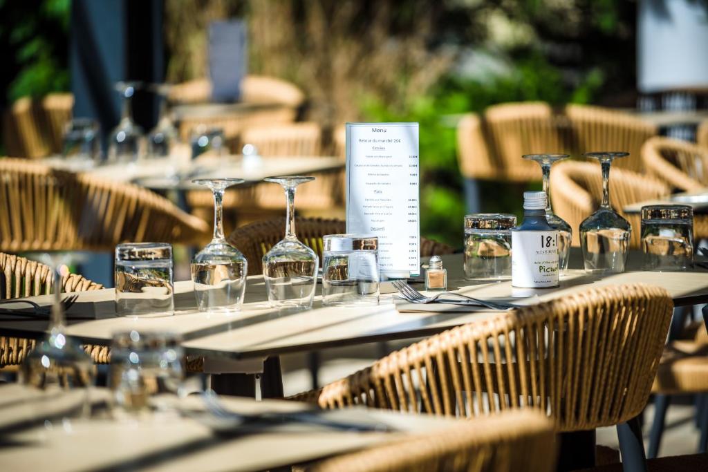 Nápoje v ubytování LOGIS Hôtel Restaurant Le Clos Fleuri