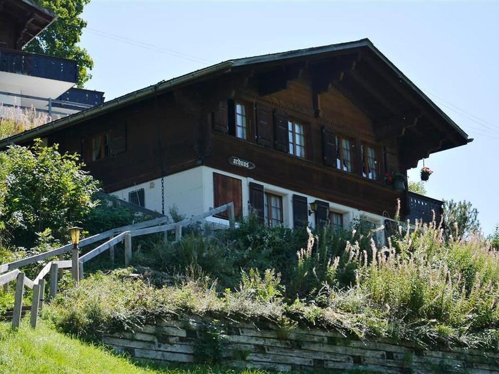 una grande casa in legno con una scala di fronte di Apartment Arduus by Interhome a Gstaad