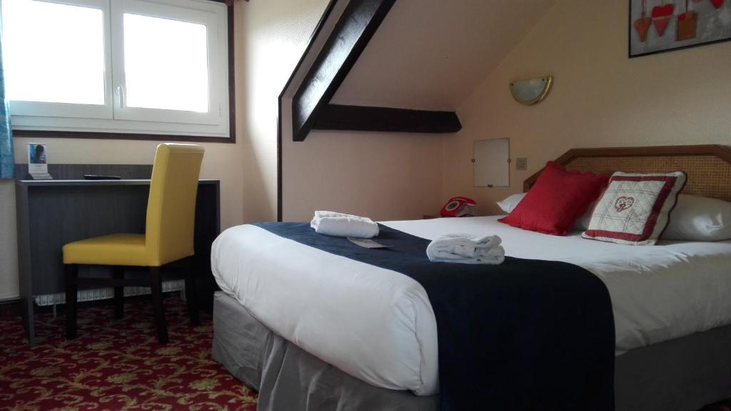 Postel nebo postele na pokoji v ubytování Hôtel Le Chantilly