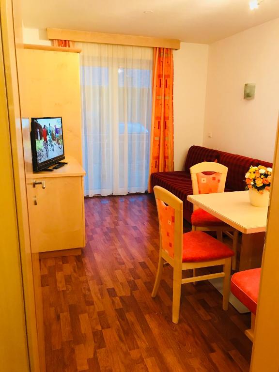 A television and/or entertainment centre at Apartment Sonnblick