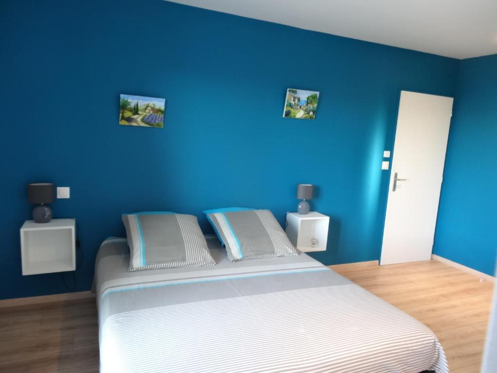 Berrias Et Casteljauにあるla bastide des borelsの青い壁のベッドルーム1室(大型ベッド1台付)