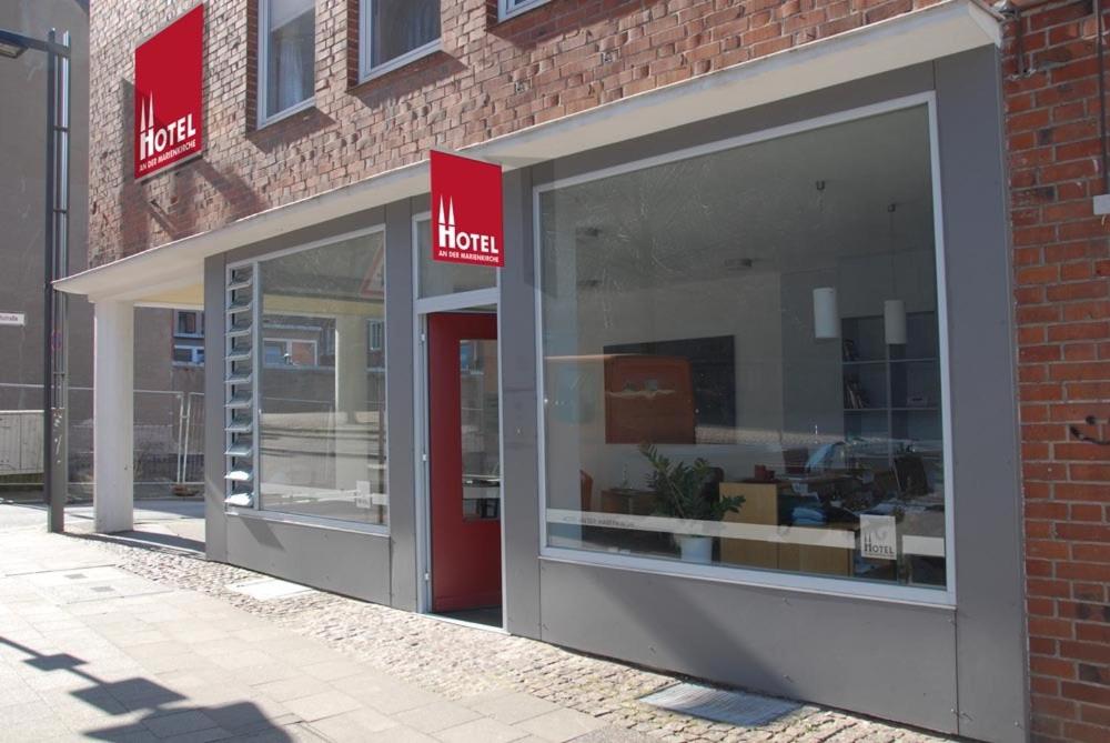 una tienda frente con las puertas abiertas en un edificio de ladrillo en Hotel an der Marienkirche, en Lübeck