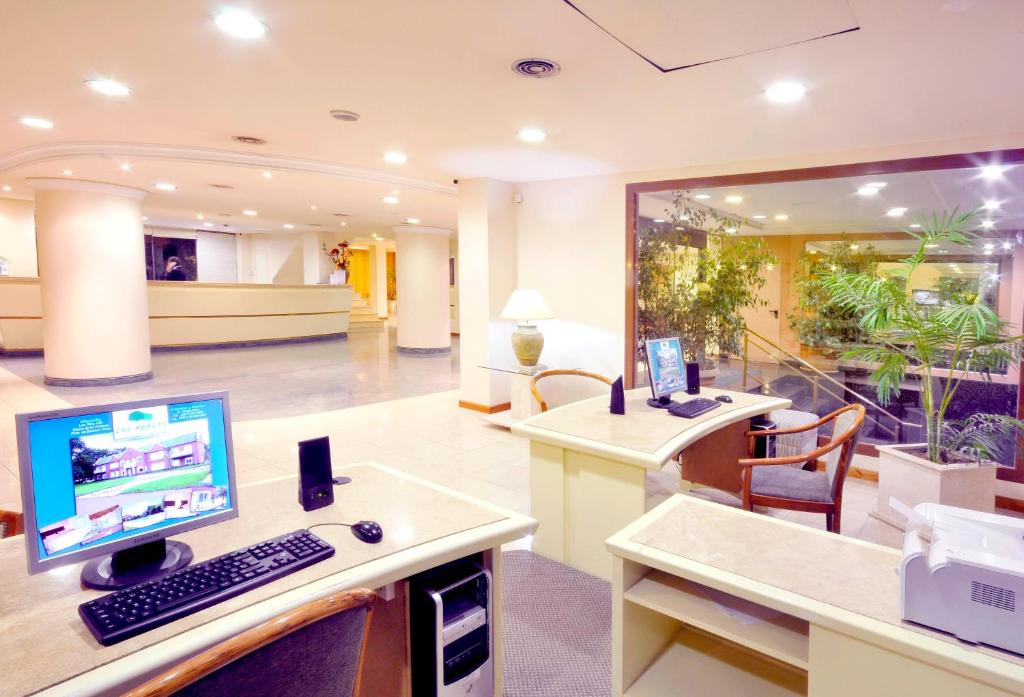 Una televisión o centro de entretenimiento en Hotel Argos