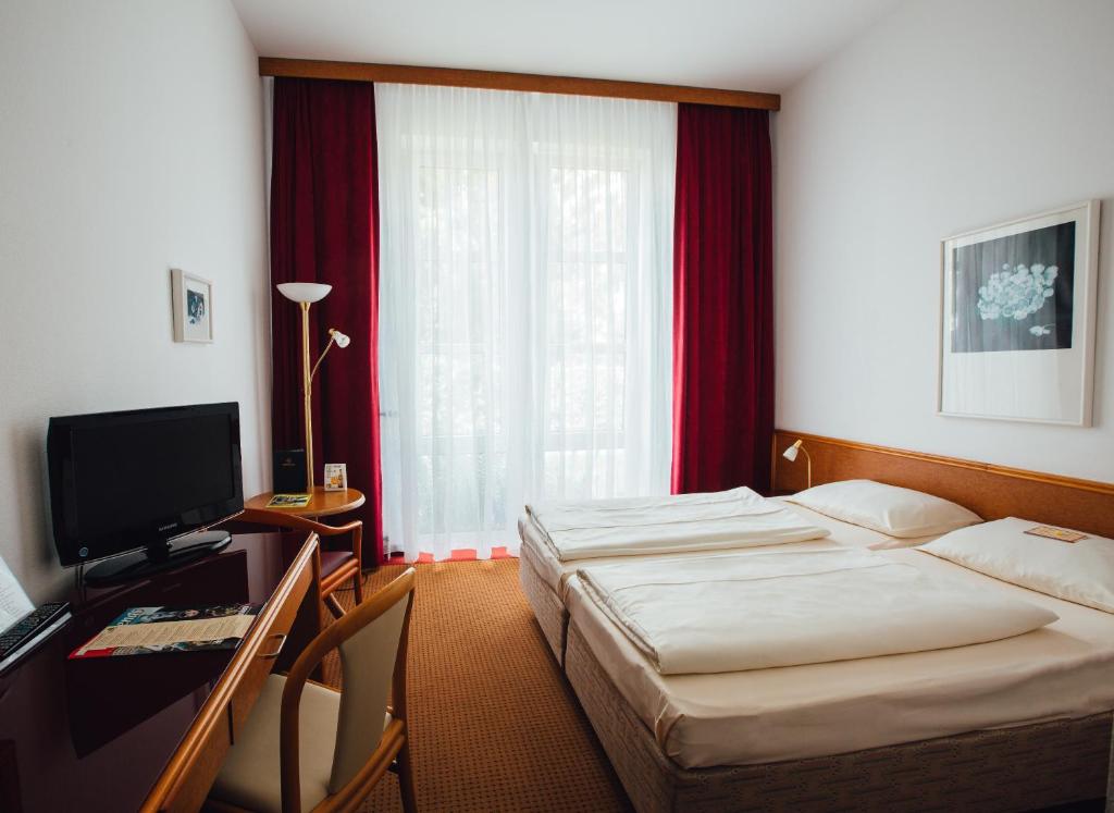 Кровать или кровати в номере HK Hotel Düsseldorf City
