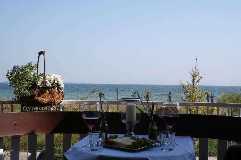 シャルボイツにあるFerienwohnung Villa Susewind 2のワイングラス付きテーブル、海の景色を望むテーブル