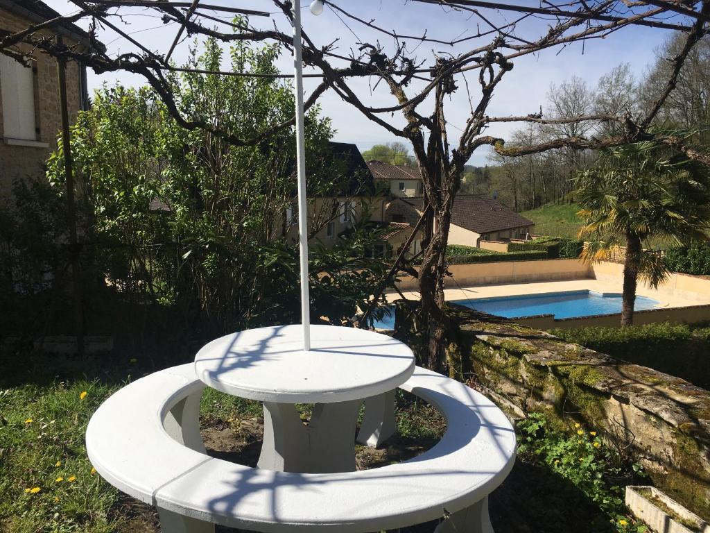サルラ・ラ・カネダにあるGite à Sarlat avec piscineの木の庭の鳥風呂