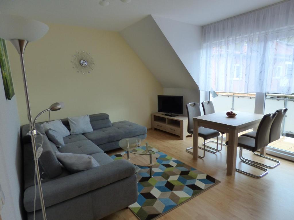 een woonkamer met een bank en een tafel bij Ferienapartment ''Zum Stollenkönig'' in Neustadt