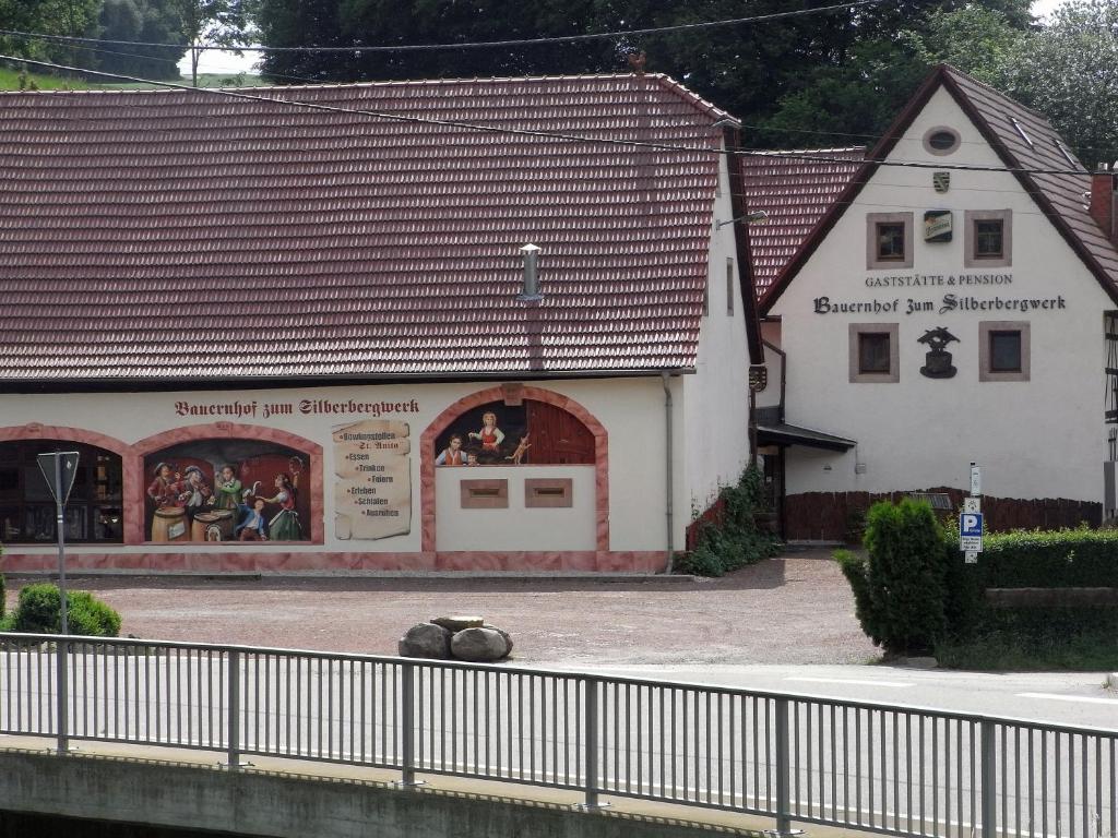 um edifício com uma pintura ao lado dele em Restaurant & Pension "Bauernhof zum Silberbergwerk" em Limbach-Oberfrohna