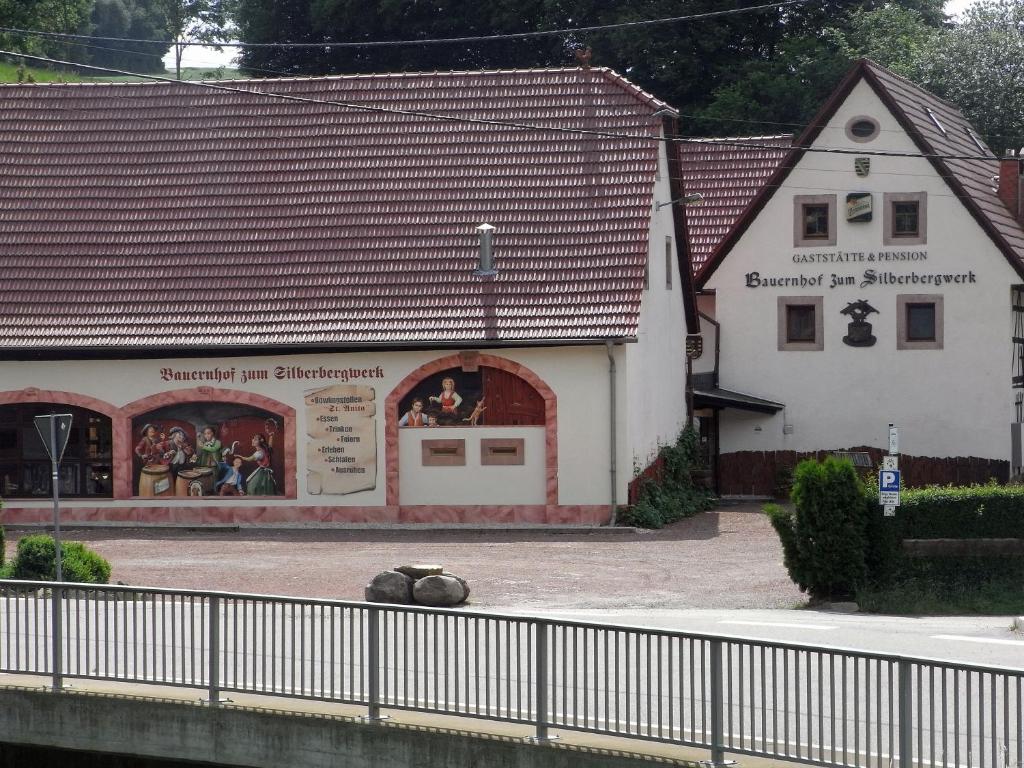 リンバッハ・オーバーフローナにあるRestaurant & Pension "Bauernhof zum Silberbergwerk"の横絵付きの建物