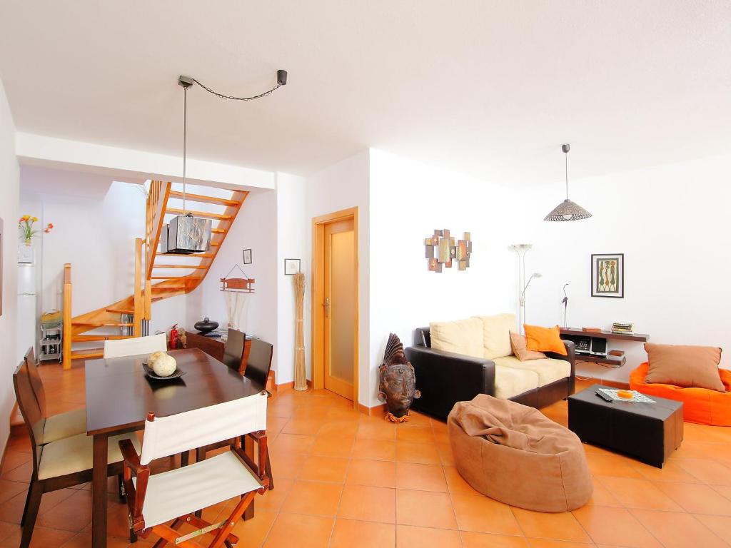 Ruang duduk di Holiday Home Rua 5 de Outubro by Interhome