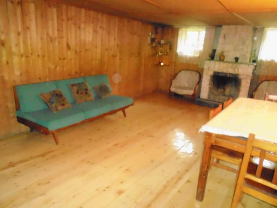 Posezení v ubytování Jimsher Naveriani Guesthouse