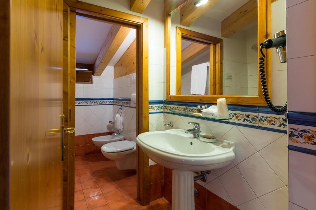 Koupelna v ubytování Hotel Bonapace ***S