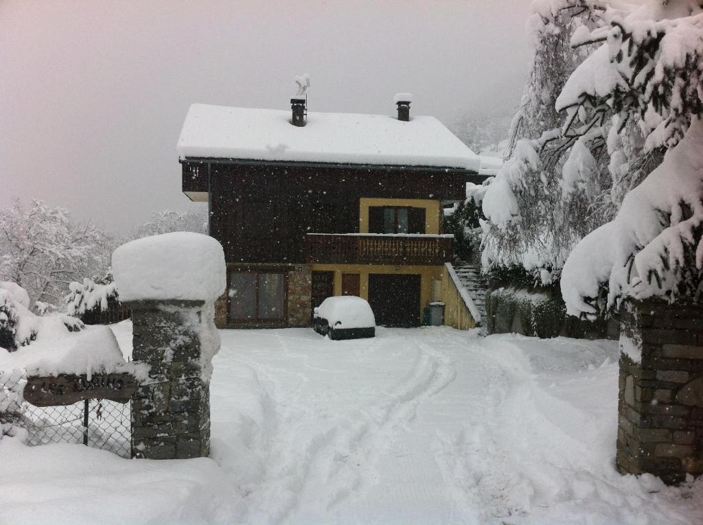a house covered in snow in front at Chalet les Lurins in Villarlurin