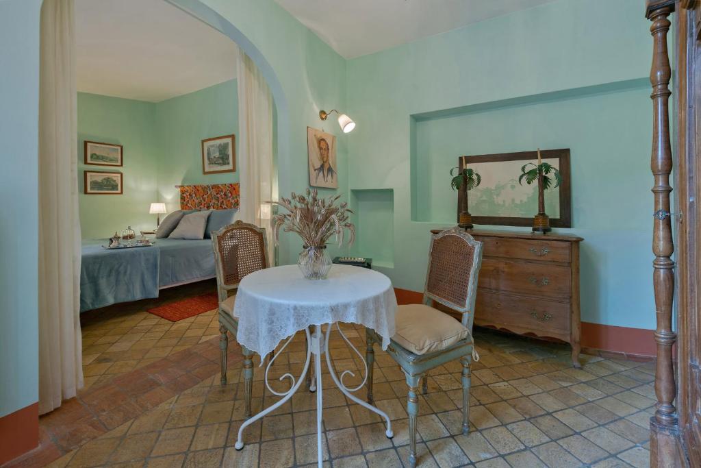 Un pat sau paturi într-o cameră la Drom Florence Rooms & Apartments