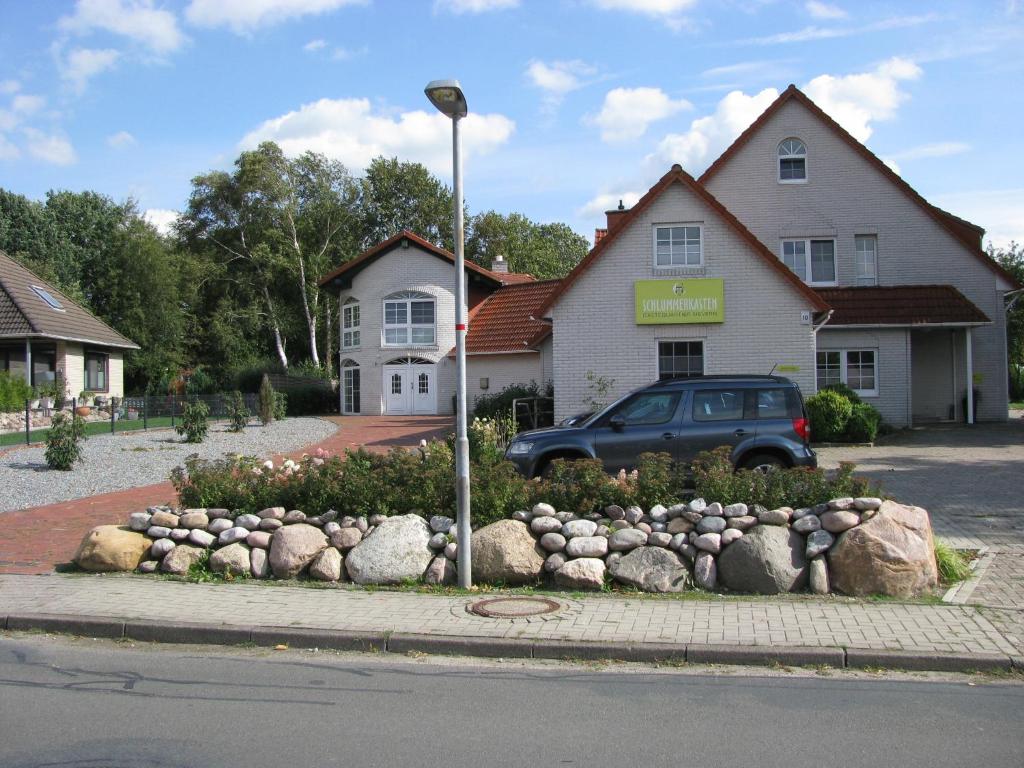 a black truck parked in front of a house at Gästequartier Schlummerkasten in Sievern