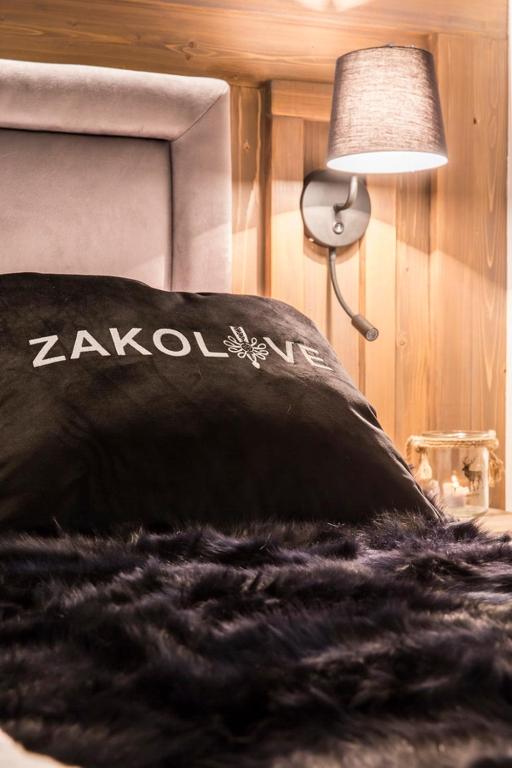 Posteľ alebo postele v izbe v ubytovaní Apartament ZAKOLOVE pod Skocznią - Sauna , Jaccuzi , piękny taras