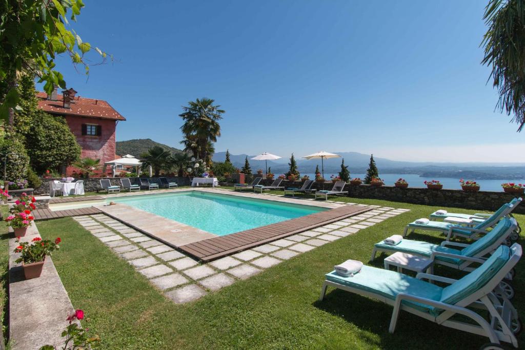 una piscina con tumbonas en un patio en Casamariuccia, en Massino Visconti