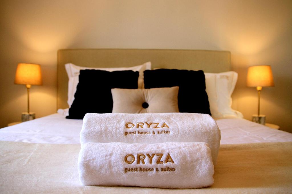 Postel nebo postele na pokoji v ubytování Oryza Guest House& Suites