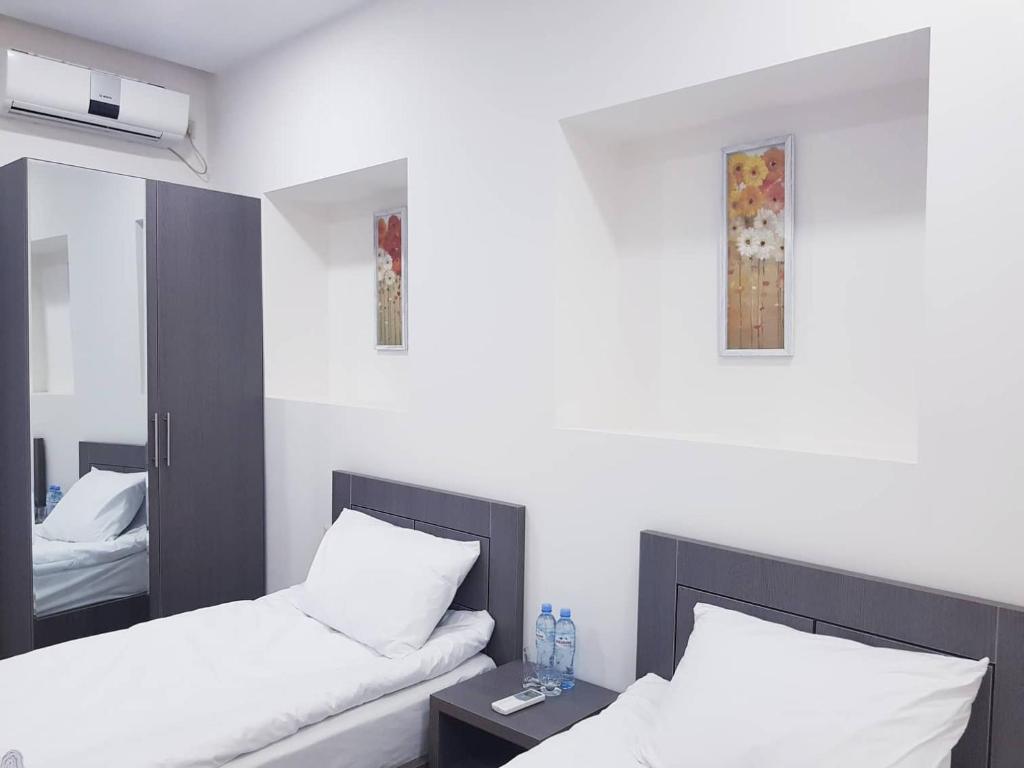 Hotel Classic tesisinde bir odada yatak veya yataklar