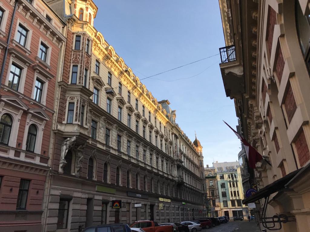 uma fila de edifícios altos numa rua da cidade em Suites by Riga Old Town em Riga