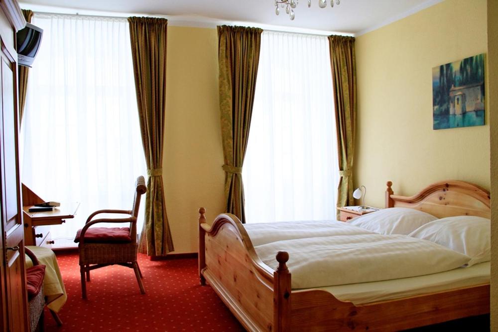 Postel nebo postele na pokoji v ubytování Hotel Zum Römer
