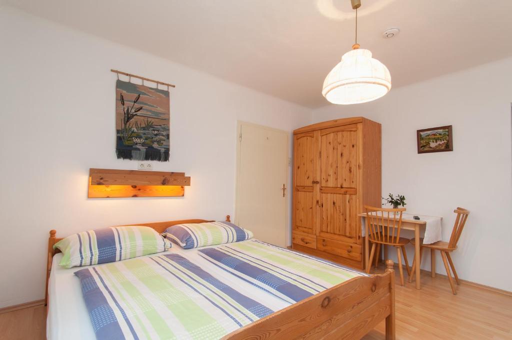 una camera da letto con un letto e un tavolo di Lug ins Land a Spittal an der Drau