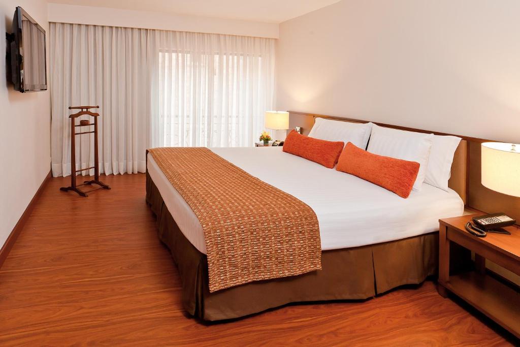 Postel nebo postele na pokoji v ubytování Hotel Windsor House Inn By GEH Suites