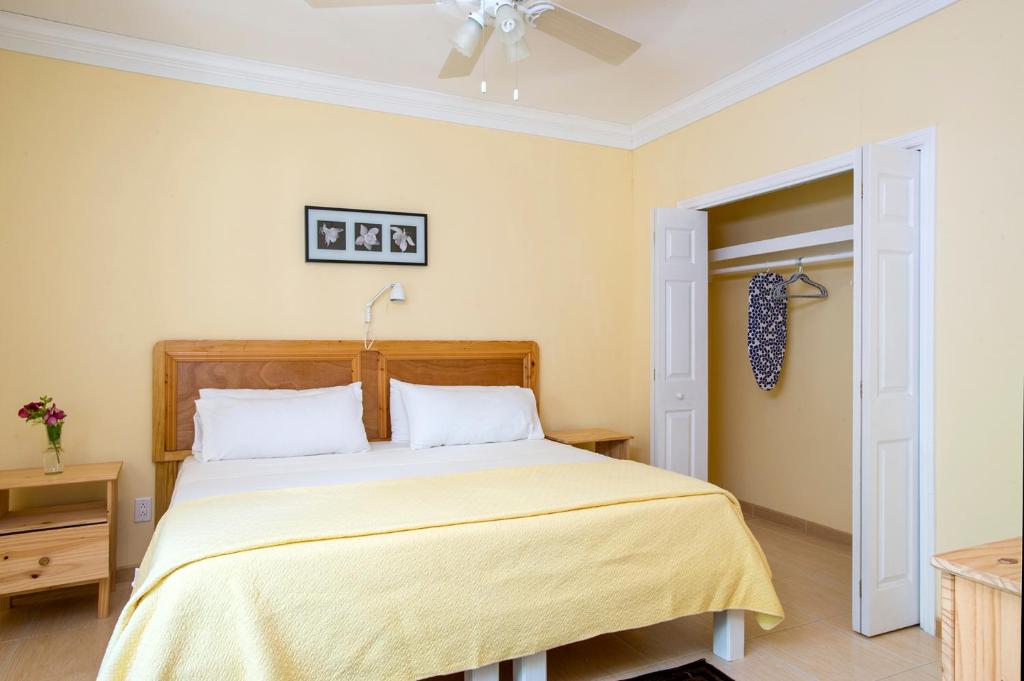 Postel nebo postele na pokoji v ubytování Sir Charles Guest House