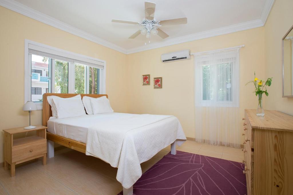 Postel nebo postele na pokoji v ubytování Sir Charles Guest House