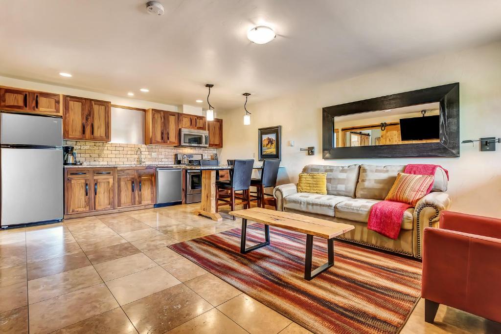 Kuchyň nebo kuchyňský kout v ubytování Wall Street Suites