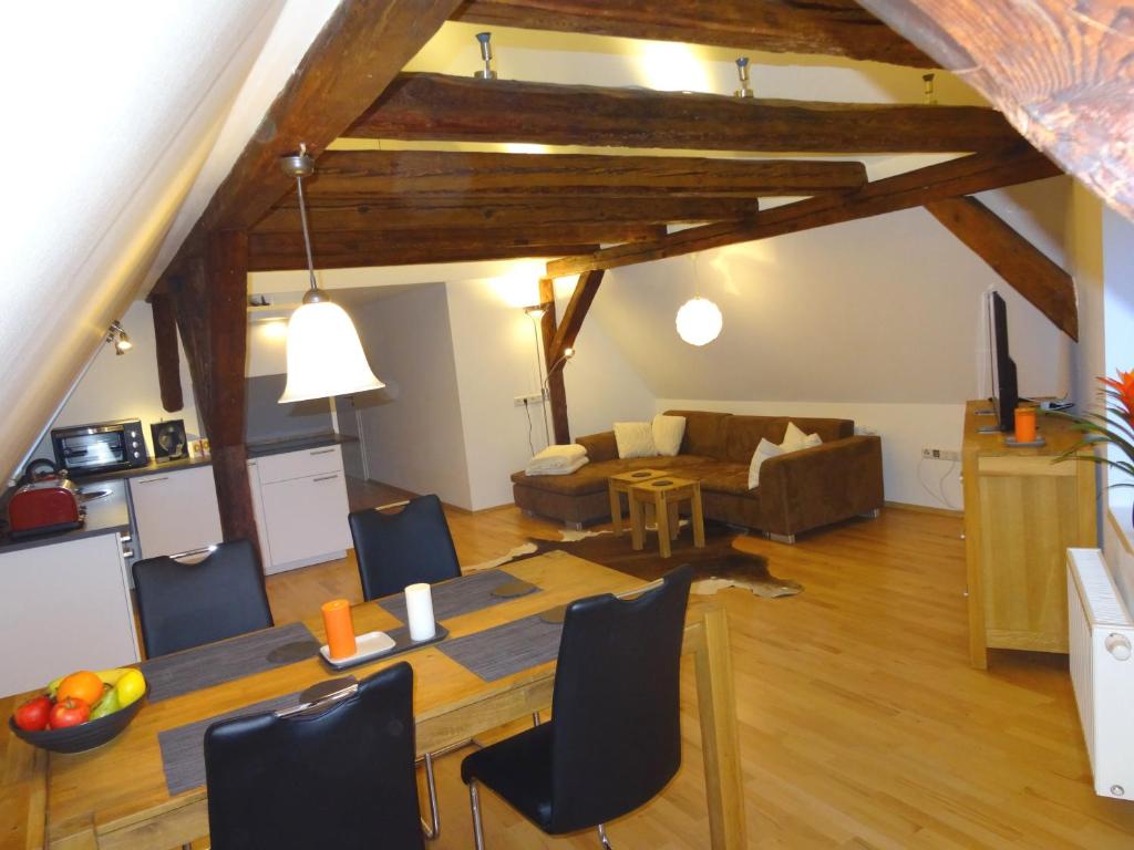 ein Wohnzimmer mit einem Tisch und einem Sofa in der Unterkunft New Business Apartment with Flair in Hersbruck