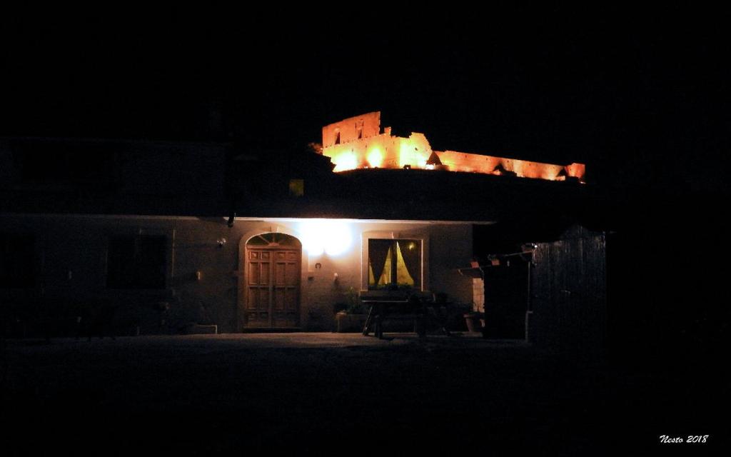 un edificio con un castello sopra di esso di notte di Villa Radiosa a Gravina in Puglia