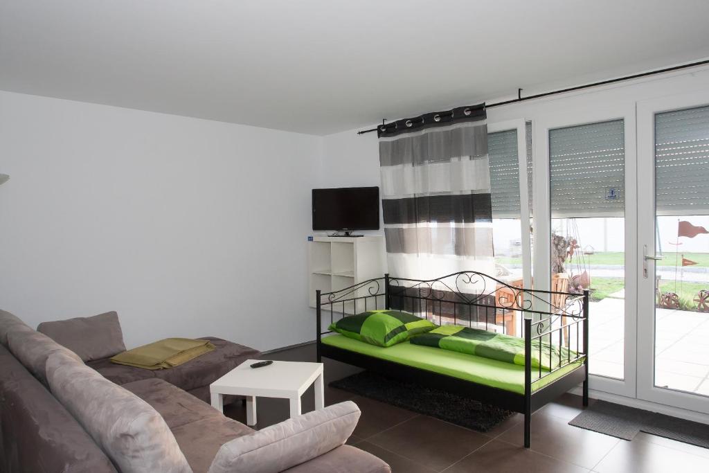 TV a/nebo společenská místnost v ubytování Apartments "Happy Family"