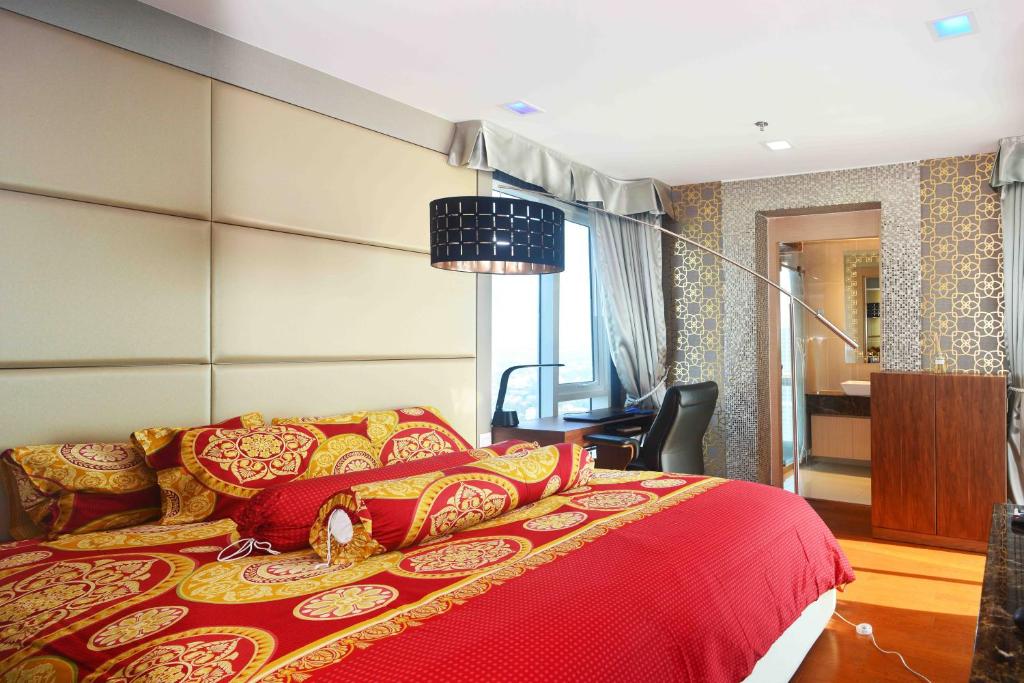 a bedroom with a bed with a red bedspread at Lux SL Luxury Style of Life 5 in Pattaya North