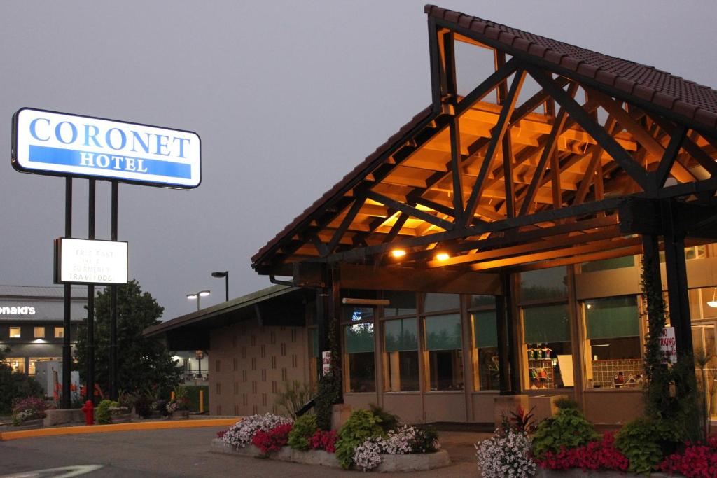 un bâtiment avec un panneau indiquant l'hôtel d'angle dans l'établissement Coronet Hotel, à Prince Albert