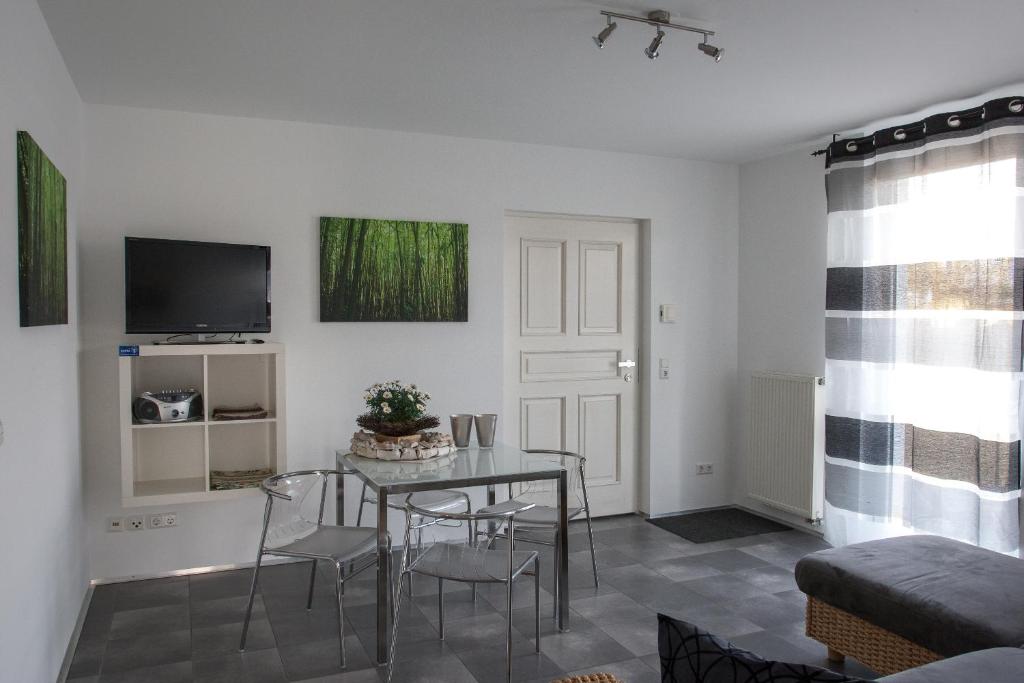 TV a/nebo společenská místnost v ubytování Apartments "Happy Family"