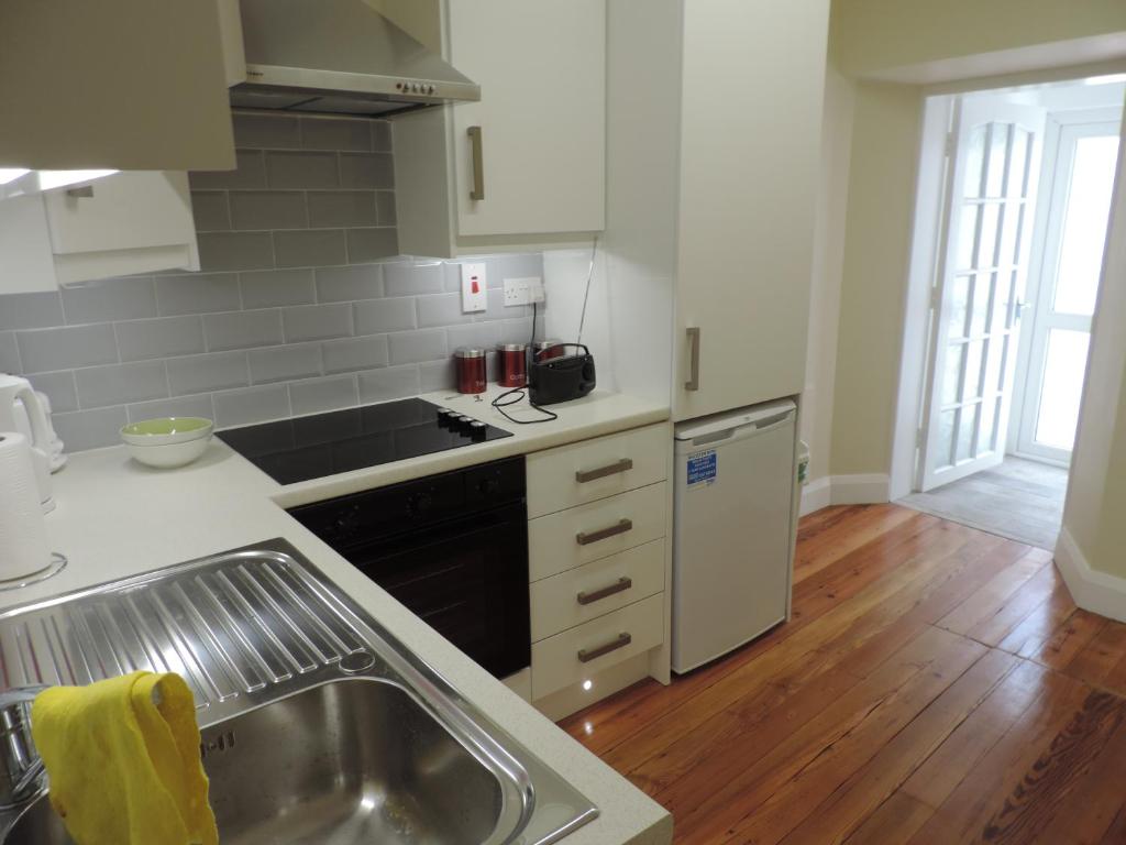A kitchen or kitchenette at 11 Malin Street, Noreens place