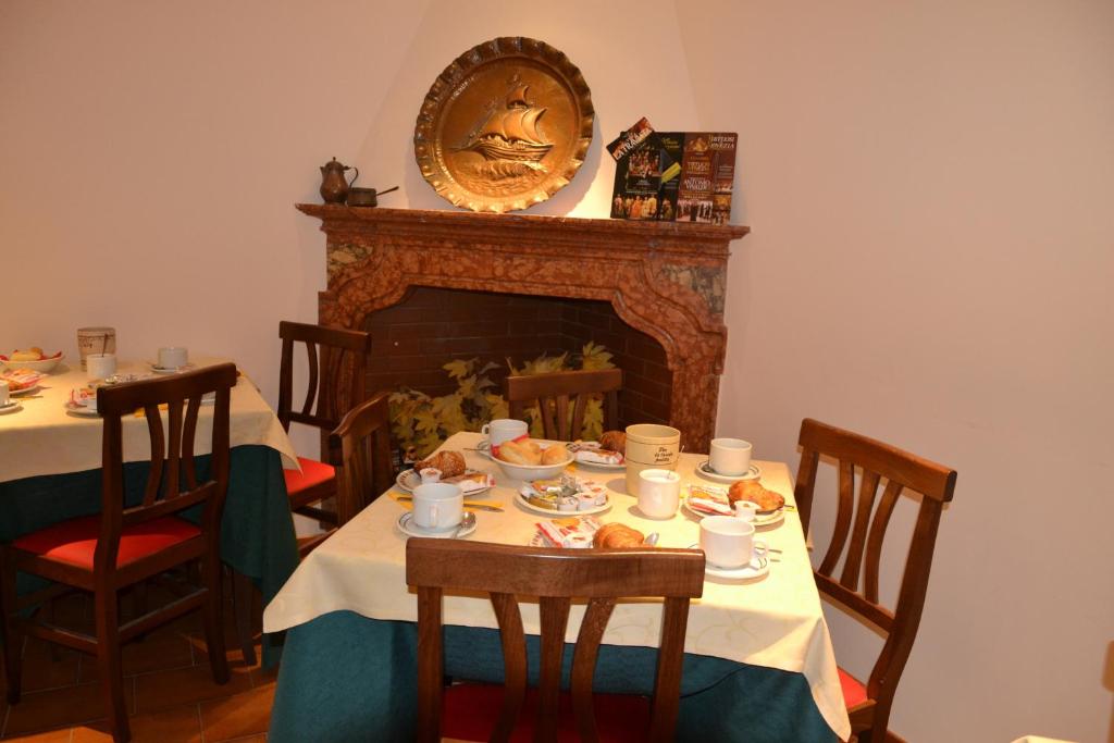 a dining room with a table with a fireplace at Hotel Canada in Venice