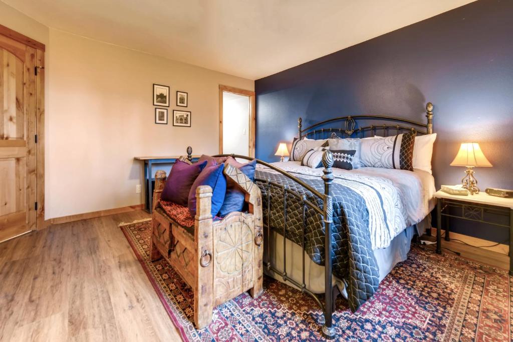 1 dormitorio con 1 cama con pared azul en One-Bedroom Atrium Condo 05, en Breckenridge